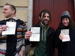 “Greenpeace International” aktīvisti priecājas Sanktpēterburgā, saņēmuši Krievijas imigrācijas dienesta atļaujas izceļot no valsts. Foto: AFP/LETA