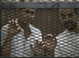 "Al Jazeera" žurnālists Pēteris Greste (no kreisās) un Ēģiptes žurnālists Muhameds Bahers tiesas sēdē. Foto: AFP/LETA