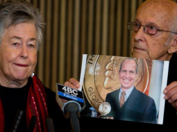 Žurnālista Pētera Grestes vecāki Juris Greste (no labās) un māte Loisa preses konferencē. Foto: AFP/LETA