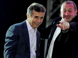 Giorgijs Margvelašvili (pa labi) kopā ar Gruzijas premjerministru Bidzinu Ivanišvili priekšvēlēšanu vakarā. Foto: ITAR-TASS/LETA