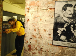 Vadonis Staļins un meitene. Skats fotogrāfa un vēsturnieka Deivida Kinga darbu izstādē pirms diviem gadiem Maskavā. Foto: ITAER-TASS/LETA