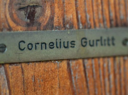 Uzraksts uz Kornēliusa Gurlita durvīm. Foto: AFP/LETA