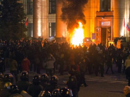 Separātisti naktī pie Harkovas apgabala administrācijas ēkas dedzināja riepas. Foto: EPA/LETA