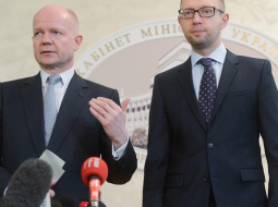 Britu ārlietu ministrs Viljams Heigs (no kreisās) un Ukrainas premjerministrs Arsēnijs Jaceņuks tikšanās laikā Kijevā. Foto: EPA/LETA