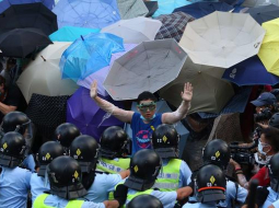 Demonstranti pret policiju Honkongā. Foto: AFP/LETA