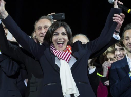 Anna Idalgo priecājas par sociālistu uzvaru Parīzē. Foto: EPA/LETA