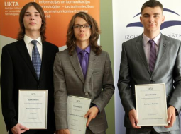 Latvijas skolēnu komandas pārstāvji - Aleksejs Popovs (no kreisās), Ingus Jānis Pretkalniņš un Kristaps Čivkulis apbalvošanas ceremonijas laikā par piedalīšanos 26.pasaules informātikas olimpiādē Taivānā. Viņi Vispasaules skolēnu informātikas olimpiādē ieguva trīs sudraba medaļas. Foto: Ieva Čīka, LETA