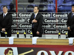 Toms Kūlens (no kreisās), Artūrs Irbe un Teds Nolans 2013.gada Pasaules čempionāta hokeja spēlē starp Latvijas un Somijas hokeja izlasēm. Foto: Romāns Kokšarovs, F64