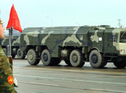 Krievijas ballistiskās raķetes "Iskander" tiek demonstrētas parādē Maskavā. Foto: AFP/LETA