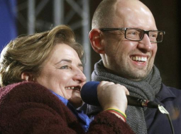 Arsēnijs Jaceņuks (no labās) kopā ar Lietuvas Seima spīkeri Loretu Graužinieni pērnā gada nogalē Maidanā. Foto: EPA/LETA