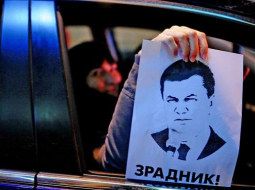 Protestētāji Kijevā rāda Ukrainas prezidenta Viktora Janukoviča portretu. Foto: ITAR-TASS/LETA