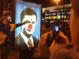 Viktora Janukoviča portrets vēl neizpostīta Maidanā. Foto: AFP/LETA
