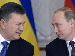 Pagājušā gad 17.decembris. Ukrainas prezidents Viktors Janukovičs miedz ar aci tikšanās laikā Krievijas prezidentam Vladimiram Putinam. Foto: AFP/LETA