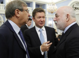 Vladimirs Jevtušenkovs (no kreisās), kurš izrādījis interesei par "Lattelecom" valsts daļām, sarunā ar citiem Krievijas miljonāriem - "Gazprom" šefu Alekseju Milleru un Skolkovas augsto tehnoloģiju inovāciju centra prezidentu Viktoru Vekselbergu. Foto: ITAR-TASS/LETA