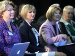 Finansiste Ilze Jurkāne (no kreisās), biedrības dibinātājas Diāna Novicka un bijusī valsts kontroliere Inguna Sudraba piedalās Sudrabas dibinātās tautas kustības "No sirds Latvijai!" biedru sanāksmē. Foto: Ieva Lūka, LETA