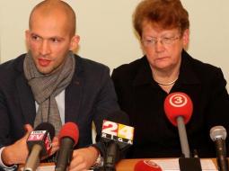 Zane Kalinka (no labās) un Andris Kalinka preses konferencē. Foto: Ģirts Ozoliņš, F64