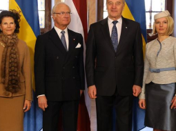 Latvijas Valsts prezidents Andris Bērziņš ar kundzi Daci Seisumu (no labās), Zviedrijas karalis Kārlis XVI Gustavs un karaliene Silvija oficiālās fotografēšanās laikā Melngalvju namā. Foto: Evija Trifanova, LETA