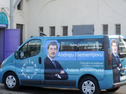 Mikroautobuss ar partijas "Saskaņa" līdera Andreja Klementjeva politisko reklāmu pirms Saeimas vēlēšanām. Foto: Ieva Lūka, LETA