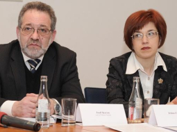 Josifs Korens (no kreisās) un Saeimas deputāte Irina Cvetkova. Foto: Evija Trifanova, LETA