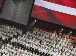 Skats no Pasaules koru olimpiādes atklāšanas ceremonijas ar Latvijas valsts karogu. Foto: Emīls Desjatņikovs, F64