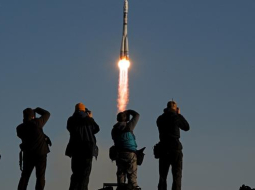 Krievijas kosmosa kuģa startu ar olimpisko lāpu fiksē fotogrāfi. Foto: AFP/LETA