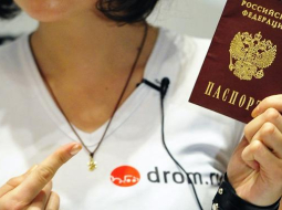 Sieviete tur rokā Krievijas pasi. Foto: ITAR-TASS/LETA