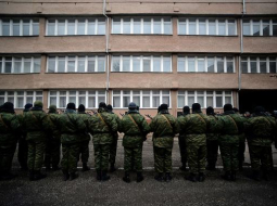 Krima. Simfereopole. Prokrieviskie militāristi pulcējas. Foto: AFP/LETA
