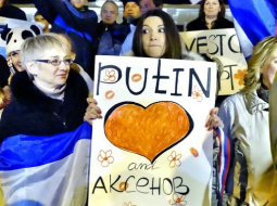 Krimas iedzīvotāji Ļeņina laukumā priecājas par Krievijas aneksiju. Foto: EPA/LETA