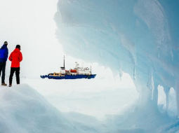 Antarktikas ledājos iesalušais Krievijas kuģis "Akademik Shokalskiy". Foto: AFP/LETA