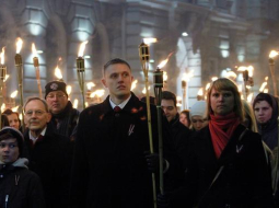 Lāpu gājienā šogad pie Nacionālā teātra. Priekšgalā - Nacionālās apvienības pārstāvji. Foto: Evija Trifanova, LETA