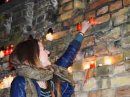Lāčplēša dienā pie Rīgas pils mūra pērn. Foto: Inga Nestere, F64