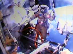Foto no Sočiem būs ierobežoti tāpat kā ar olimpiskās lāpas ceļošanu kosmosā. Te redzams kosmonauts Oļegs Kotovs ar neaizdegtu lāpu kosmosa kuģī. Foto: EPA/LETA