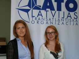 Katrīna Allikas, LATO ģenerālsekretāre (no labās) un Līna Kārkliņa, LATO projektu vadītāja. Foto: Lāsma Gaile