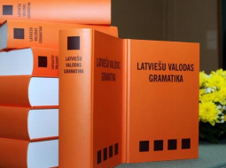 Jaunā latviešu valodas gramatikas grāmata. Foto: Edijs Pālens, LETA