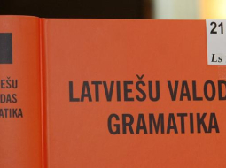 Latvijas Universitātes Latviešu valodas institūta izdevums "Latviešu valodas gramatika". Foto: Edijs Pālens, LETA