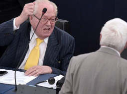 Francijas galēji labējās Nacionālās frontes goda prezidents Žans Marija Lepens 1.jūlijā Strasbūrā uzrunā Eiropas Parlamenta deputātus jaunā sasaukuma sesijas atklāšanā. Foto: AFP/LETA