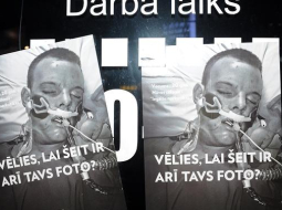 Plakāti pie "legālo narkotiku" tirdzniecības vietas Marijas ielā kampaņas pret "legālajām narkotikām" laikā. Foto: Ieva Lūka, LETA