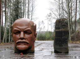 Padomju laika pieminekļi - revolūcijas organizatora Ļeņina galva kādreiz atradusies Alūksnē. Foto: Lita Krone, LETA