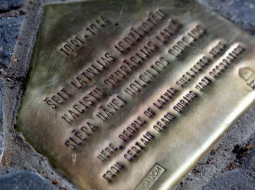 Piemiņas zīme pie nama Brīvības bulvārī 32, kur no 1941.līdz 1944.gadam tika slēpti režīma vajātie ebreji. Foto Evija Trifanova, LETA