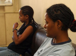 2005.gads. Latvijā ieradušās somālietes Olaines nelegālo imigrantu nometnē. Foto Baiba Aprāne, LETA