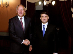 Valsts prezidents Andris Bērziņš (no kreisās) un Vladimira Putina palīgs Igors Levitins. Foto: Toms Kalniņš, Valsts prezidenta kanceleja