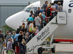 Cilvēki iekāpj "airBaltic" lidmašīnā. Foto: Edijs Pālens, LETA