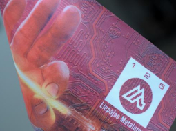Karodziņš ar "Liepājas metalurga" logo. Foto: Ieva Lūka, LETA