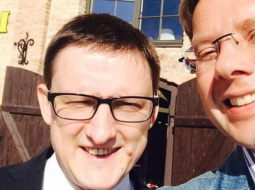 "Melnie pīāristi" Jurģis Liepnieks un Nils Ušakovs. Foto no Twitter