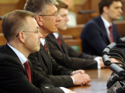 Likumgrozījumu virzītājs Andrejs Judins (centrā) Saeimas sēdē kopā ar "Vienotības" partijas biedru Alekseju Loskutovu (priekšplānā). Foto: Edijs Pālens, LETA