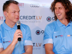 Pludmales volejbolisti Jānis Šmēdiņš (no kreisās) un Aleksandrs Samoilovs. Foto: Edijs Pālens, LETA