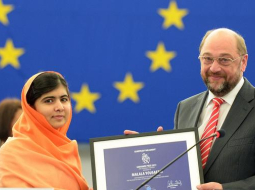 Malala Jusafzai kopā ar EP spīkeru Martinu Šulcu, saņemot Saharova balvu. Foto: AFP/LETA