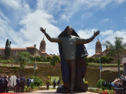 Nelsonam Mandelam Pretorijā atklātais 9 metrus augstais piemineklis. Foto: AFP/LETA