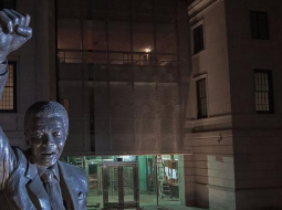 Mandelas statuja pie Dienvidāfrikas vēstniecības Vašingtonā, ASV. Foto: LETA-AFP.