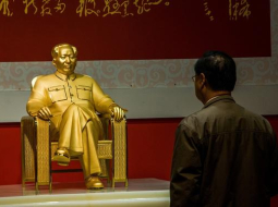 Mao Dzeduna zelta statuja, ko ķīnieši uztaisījuši vadoņa jubilejai par godu. Foto: AFP/LETA